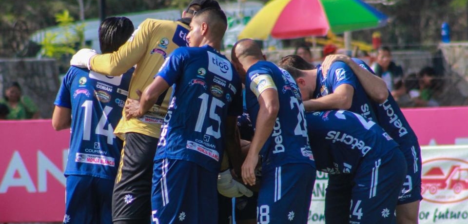 Los futbolistas de Cobán durante una arenga grupal en una de sus victorias en el presente campeonato. (Foto Prensa Libre: CSDCobanImperial) 