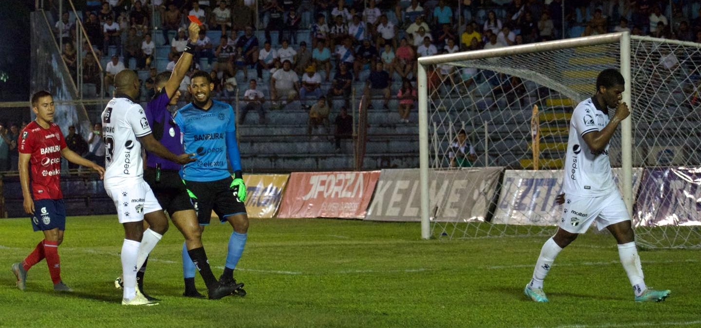 Este es el momento en el que el delantero de Comunicaciones, Azarías Londoño, recibió la segunda amarilla por parte del árbitro central. (Foto Prensa Libre: Canteranos.net)
