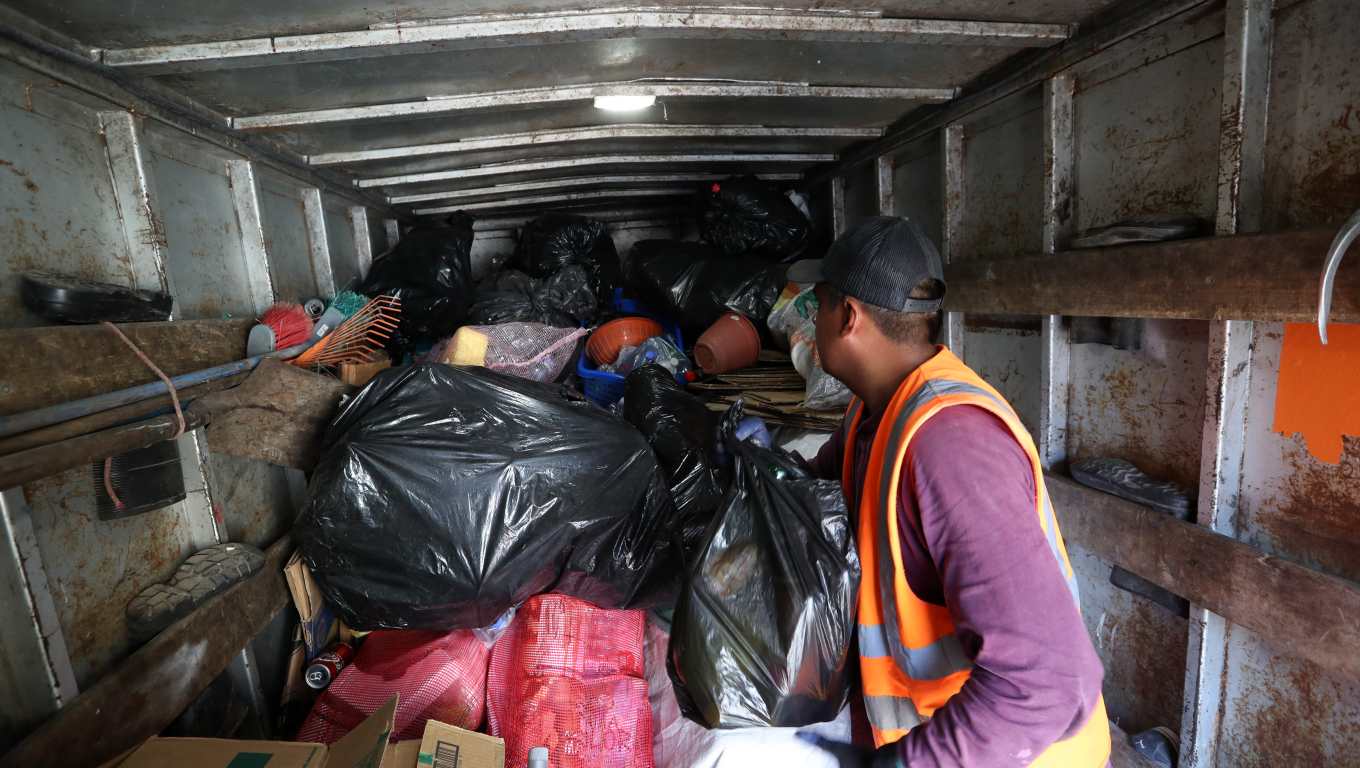 Dentro de los camiones, los recolectores comienzan con la separación de desechos. (Fotografía Prensa Libre: María Reneé Barrientos Gaytan)