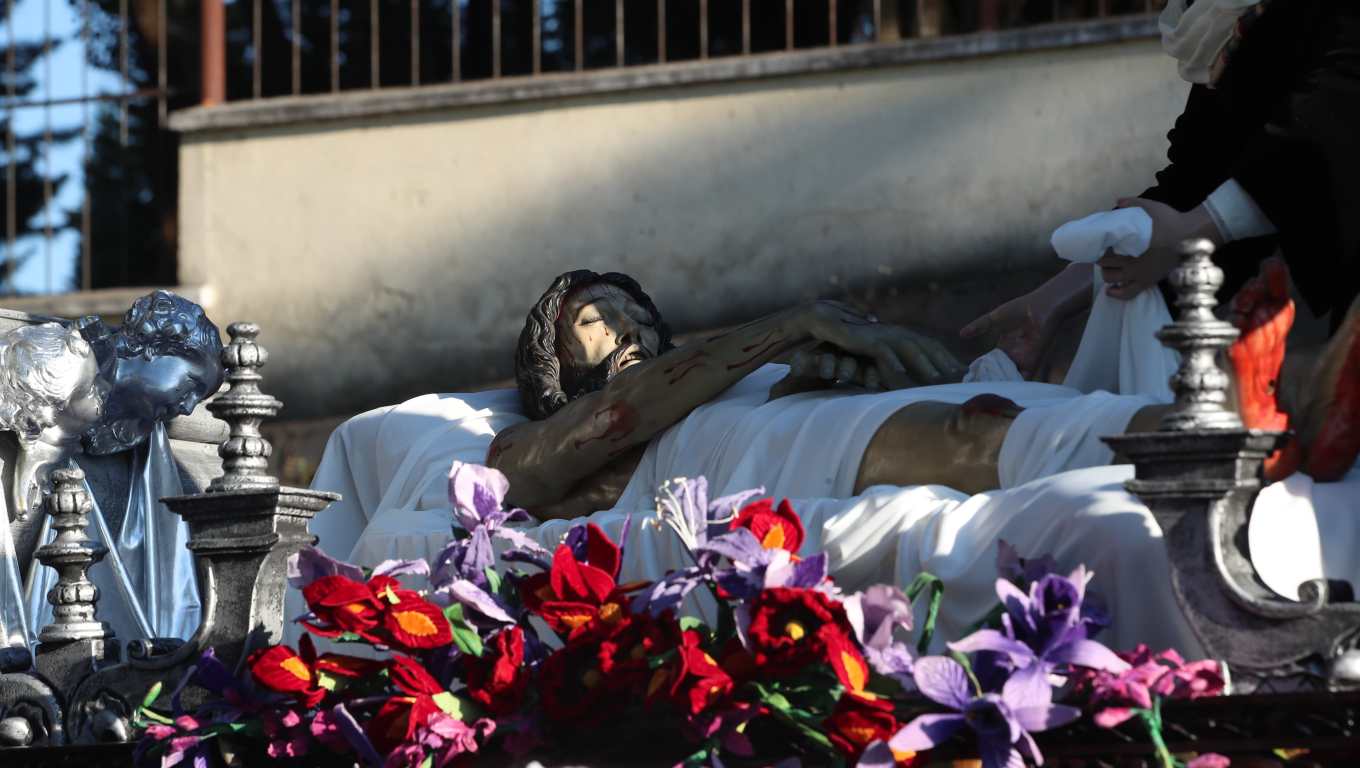 En el anda reposa la Imagen del Cristo Yacente entre sábanas luego de su descendimiento. (Foto Prensa Libre: Byron Rivera Baiza) 