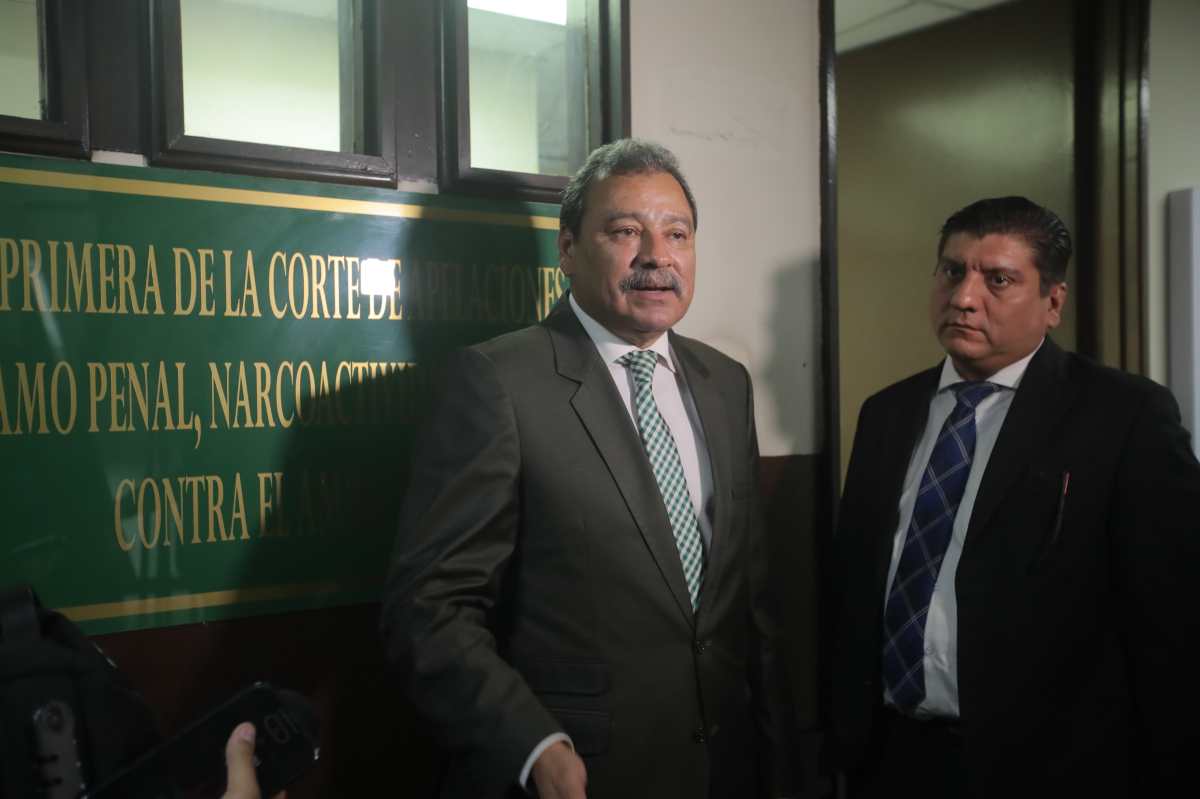 El abogado César Calderón representa a cuatro magistrados del TES que tienen orden de captura por haber sido implicados en el caso de la compra del sistema TREP. (Foto Prensa Libre: Byron Baiza)