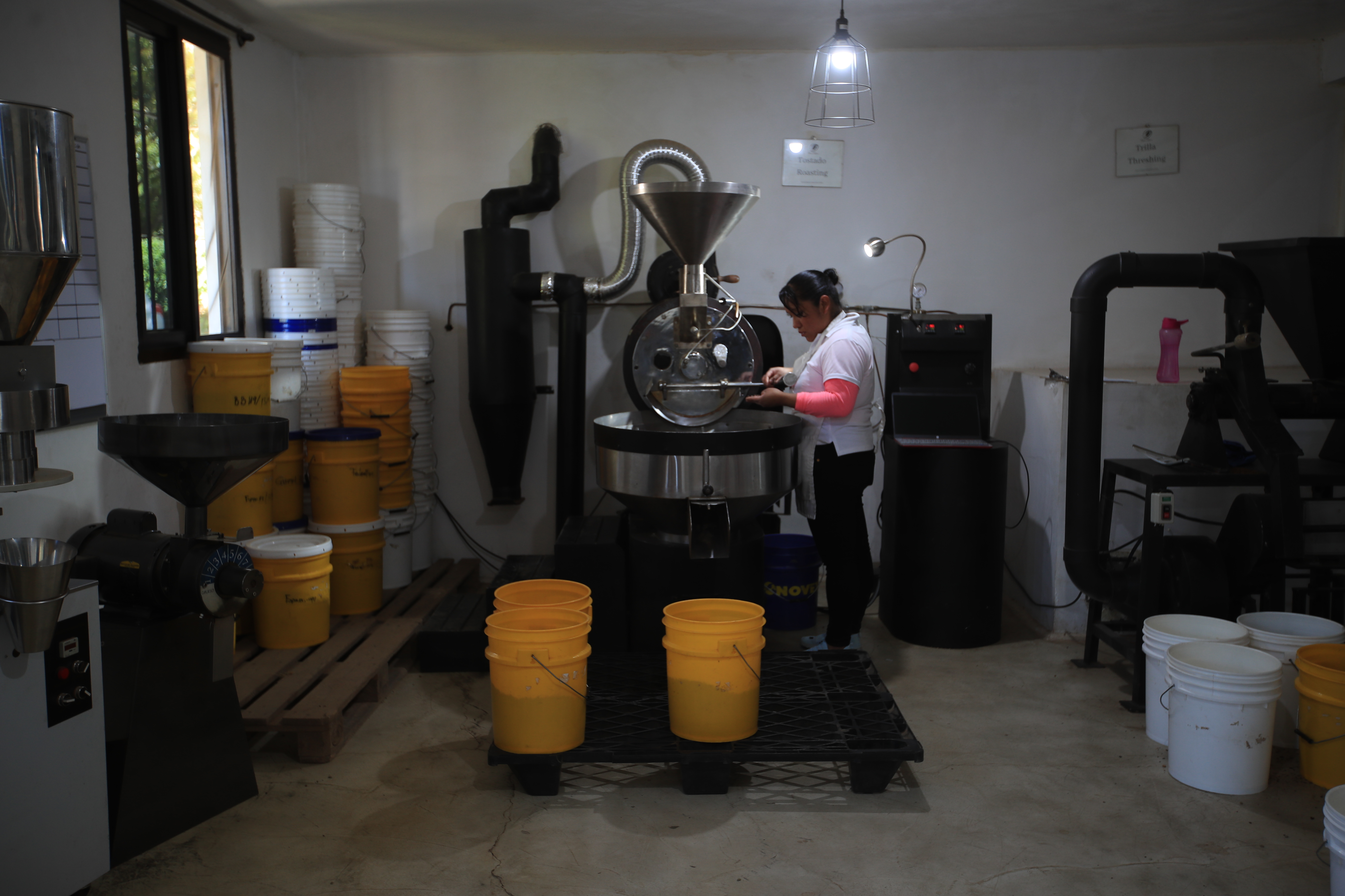 Planta de tueste y empaquetado de la productora de café Chica Bean ubicado en Santa Lucía Milpas Altas emplea a mujeres guatemaltecas en la producción de su café de exportación. (Foto Prensa Libre: Carlos Hernández) 