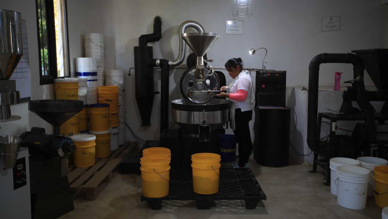 Planta de tueste y empaquetado de la productora de café Chica Bean ubicado en Santa Lucía Milpas Altas emplea a mujeres guatemaltecas en la producción de su café de exportación. (Foto Prensa Libre: Carlos Hernández)  
