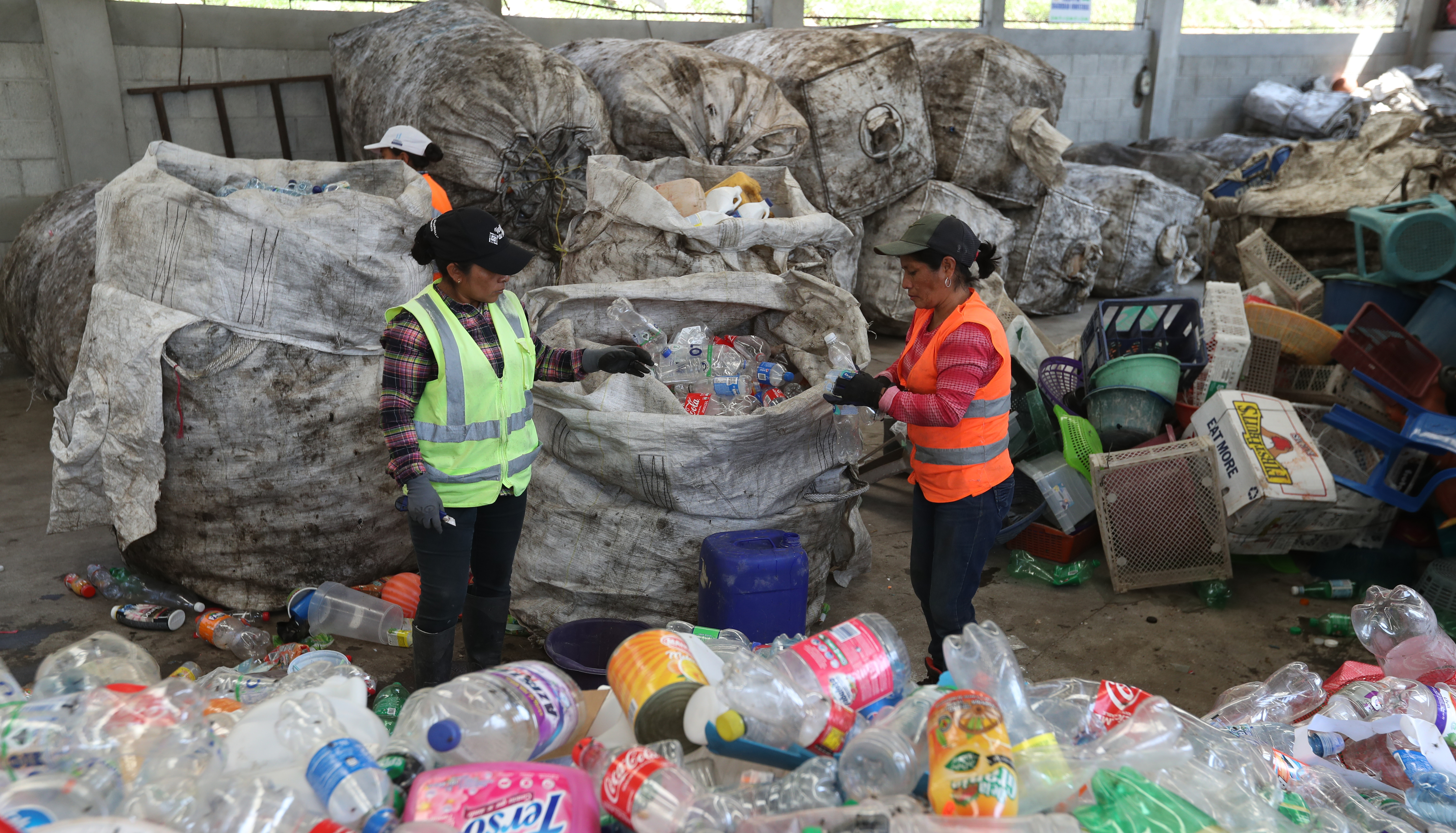 En la planta de segregación de Panajachel, se encargan de hacer una segunda clasificación de los desechos. (Fotografía Prensa Libre: María Reneé Barrientos Gaytan)