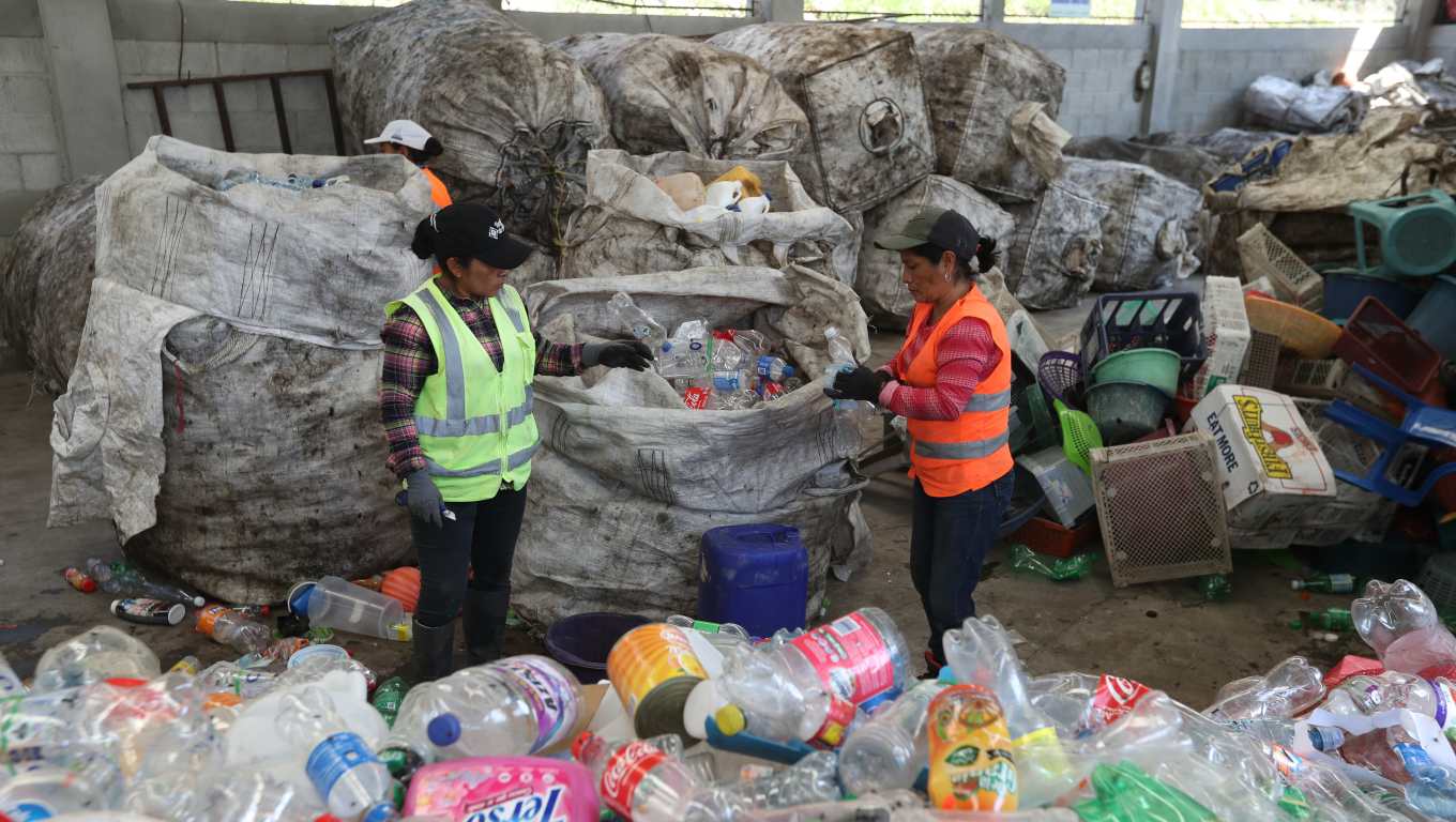 En la planta de segregación de Panajachel, se encargan de hacer una segunda clasificación de los desechos. (Fotografía Prensa Libre: María Reneé Barrientos Gaytan)