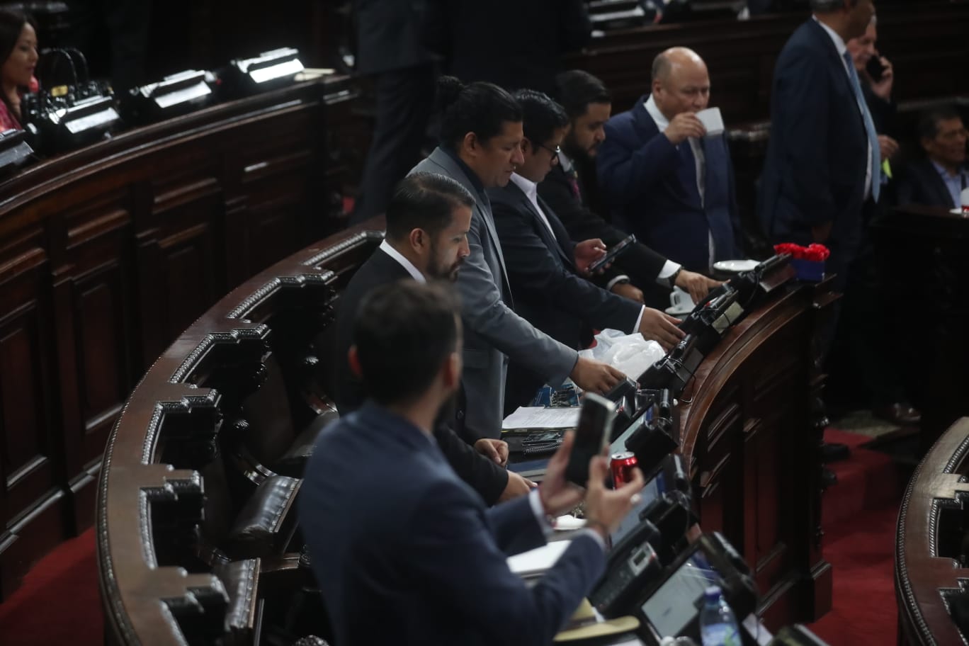 Diputados del Congreso de la República durante la sesión en la que aprobaron la Ley de Tarjetas de Crédito. (Foto Prensa Libre: Juan Diego González)