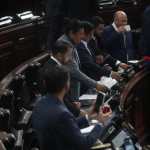 Diputados del Congreso de la República durante la sesión en la que aprobaron la Ley de Tarjetas de Crédito. (Foto Prensa Libre: Juan Diego González)
