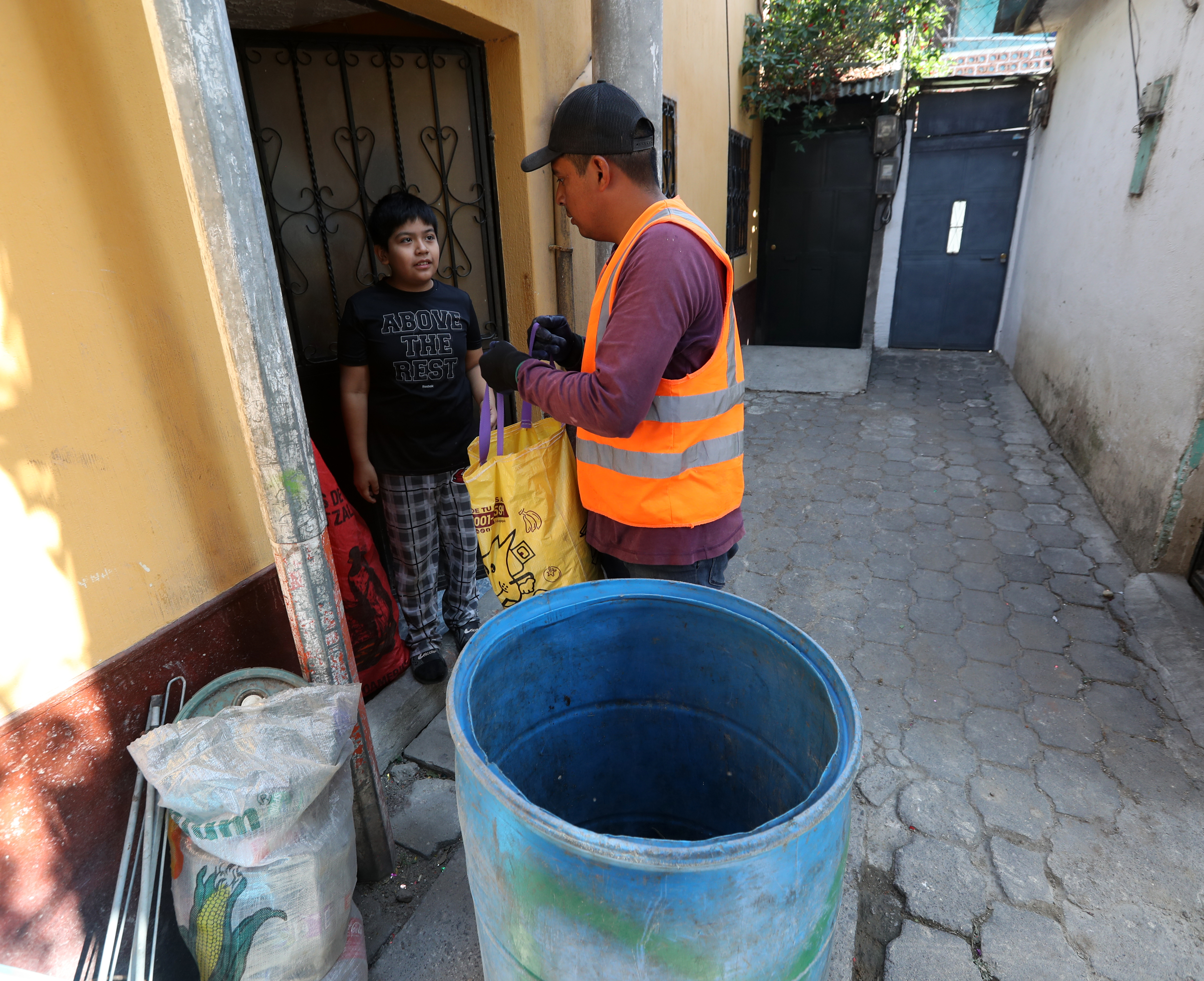 Se ha buscado crear conciencia entre los residentes de Panajachel para que realicen la adecuada separación de desechos y la primera clasificación comience desde cada hogar. (Fotografía Prensa Libre: María Reneé Barrientos Gaytan)