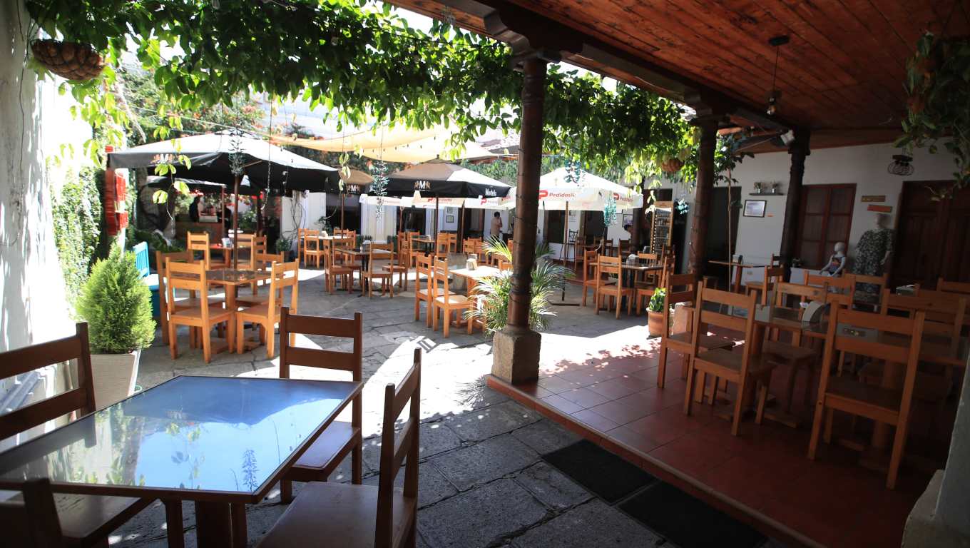 Comercios y restaurante recienten el cierre de la Antigua Guatemala. (Foto Prensa Libre: Carlos Hernández Ovalle)