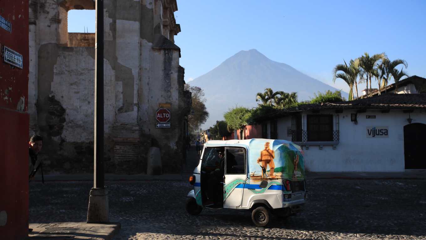 Los servicios de taxi y mototaxi tienen permitido ingresar a la periferia de la ciudad siempre y cuando no interrumpan las vías procesionales. (Foto Prensa Libre: Carlos Hernández Ovalle)