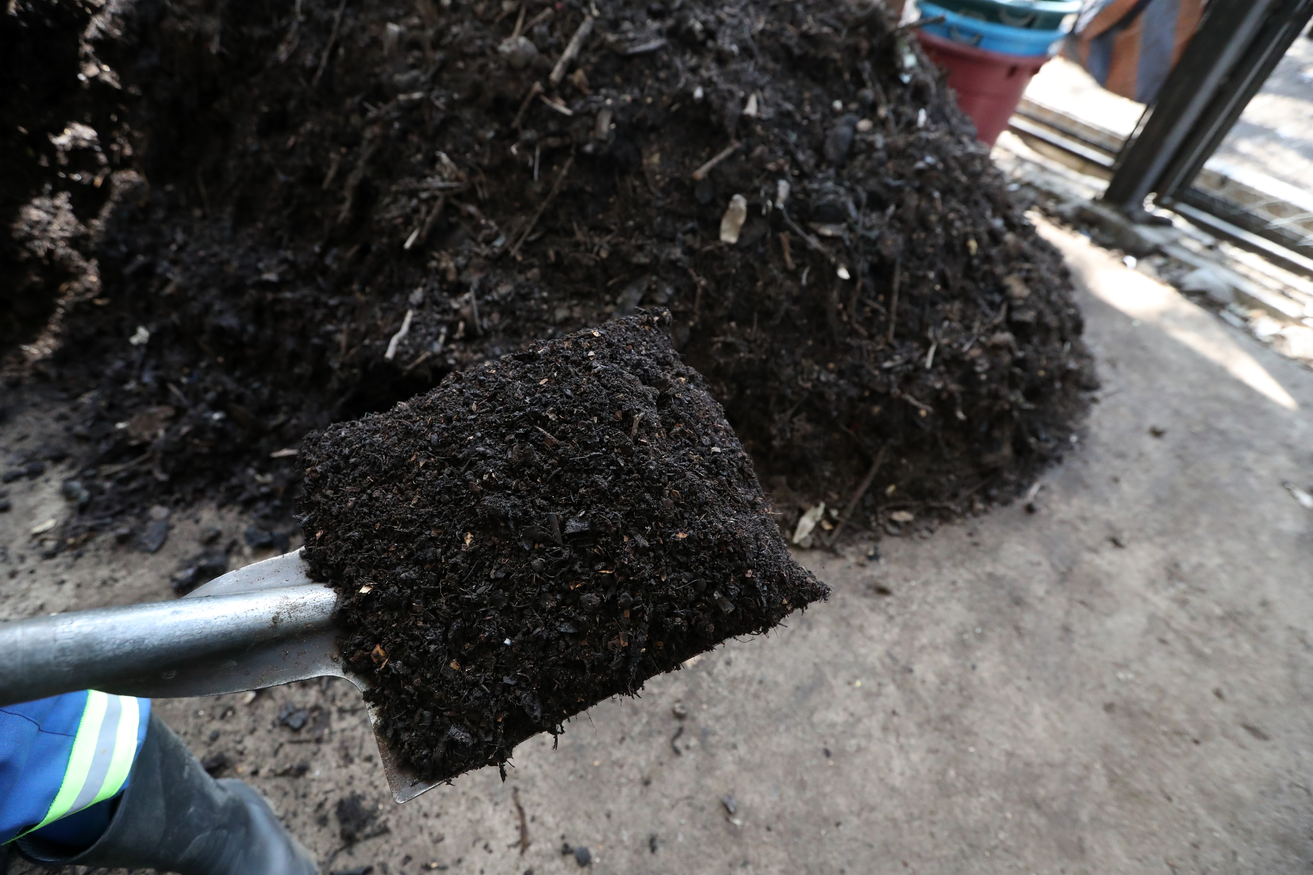 El compost nutre a las plantas y aumenta la retención de humedad del suelo y mejora el crecimiento de las plantas. (Fotografía Prensa Libre: María Reneé Barrientos Gaytan)
 