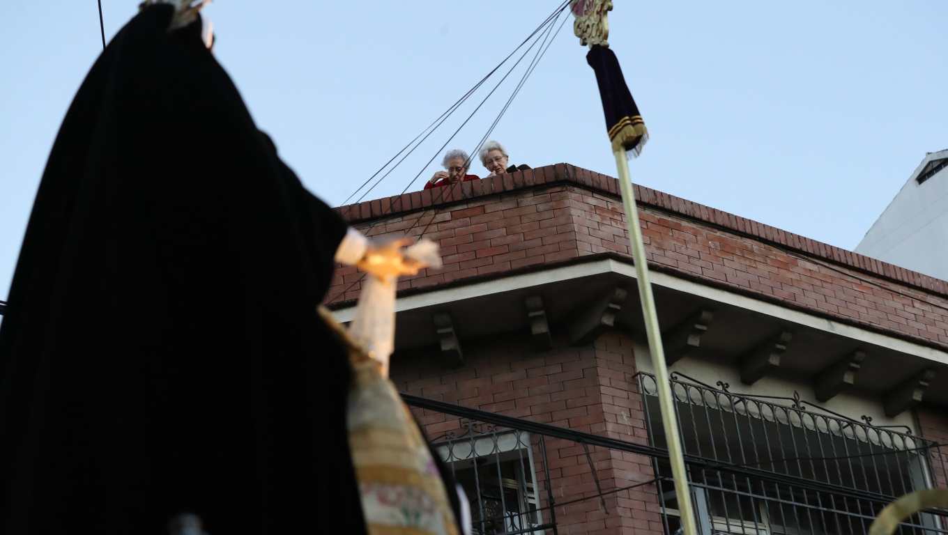 Vecinas suben a la terraza de su hogar para observar el paso de la procesión de la Virgen de los Dolores. (Foto Prensa Libre: Michelle Velásquez)