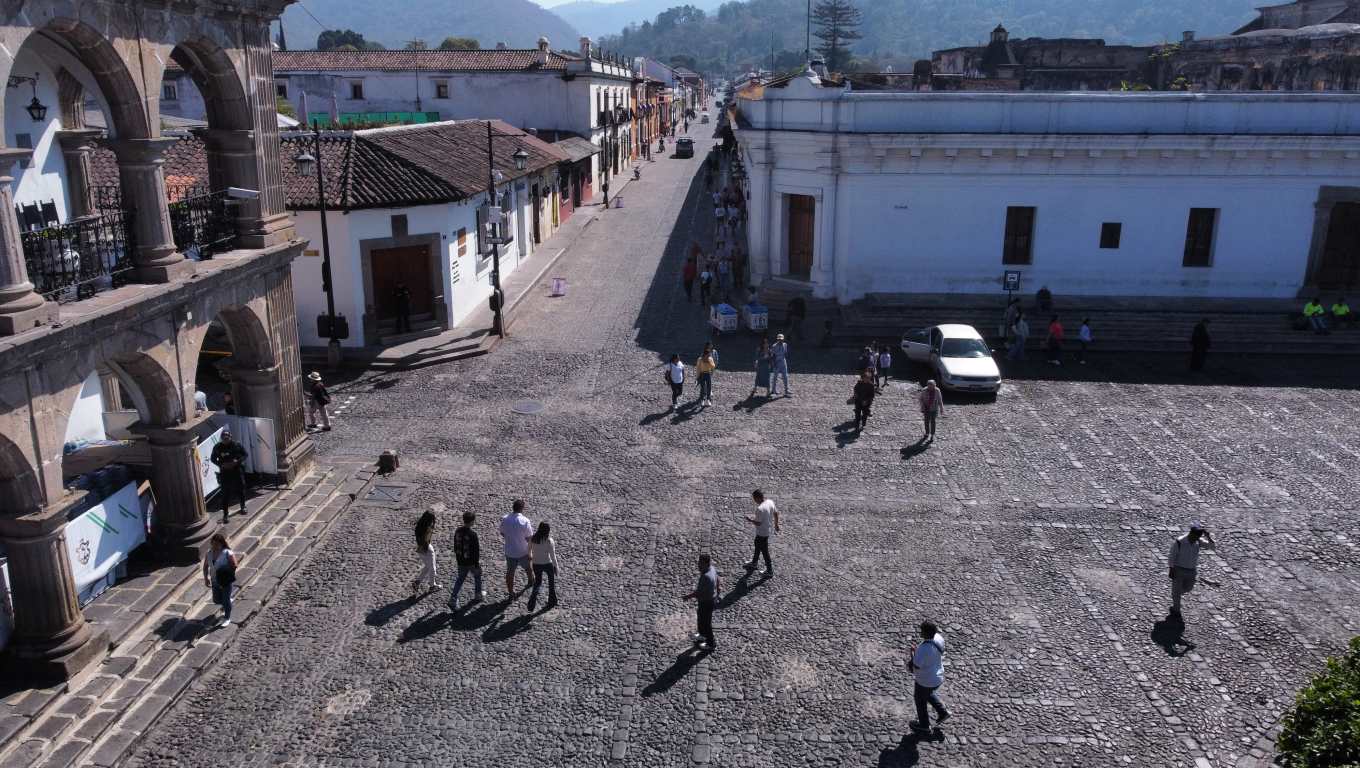 Se tiene establecido formar un anillo perimetral para delimitar el área donde no será permitido estacionar vehículos en las calles, será en toda el área urbana. (Foto Prensa Libre: Carlos Hernández Ovalle)