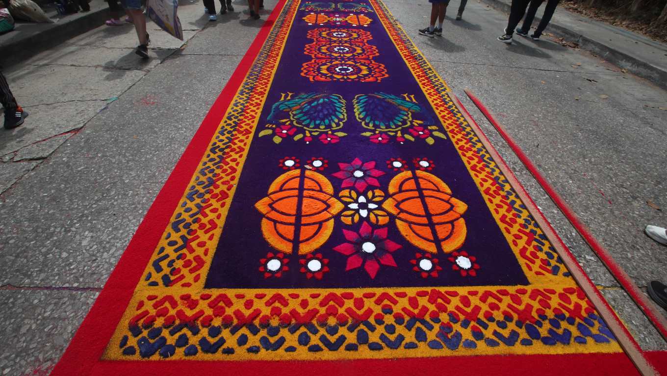 Vecinos antigüeños adornan las calles con alfombras para recibir a la consagrada imagen Jesús Nazareno de la Salvación de la iglesia de Santa Catalina Bobadilla.(Fotografía Prensa Libre: Byron Rivera Baiza).