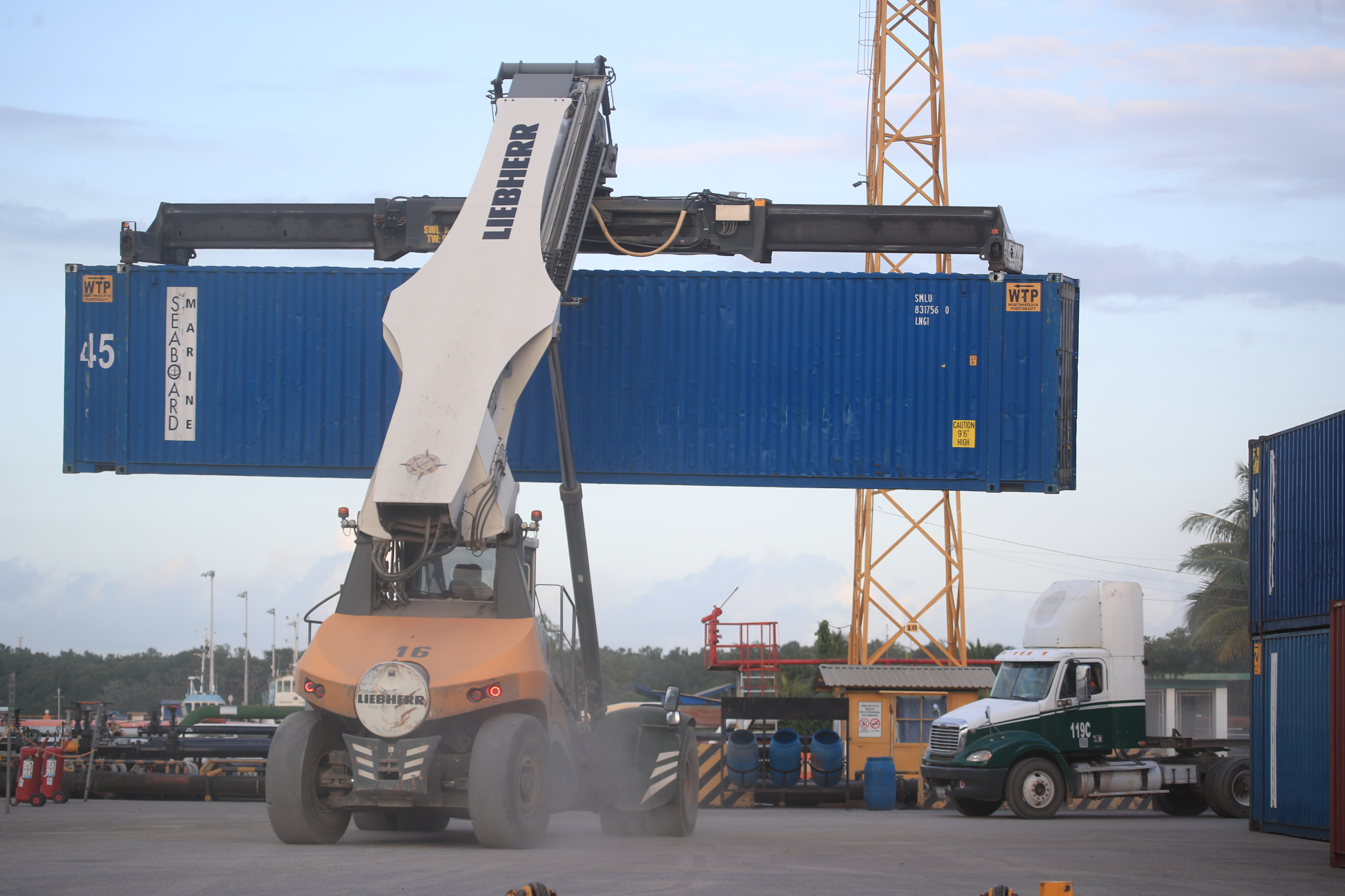 Los buques que ingresan al país trasladan muy pocos contenedores en comparación con otros países de la región. (Foto Prensa Libre: Carlos Hernández)