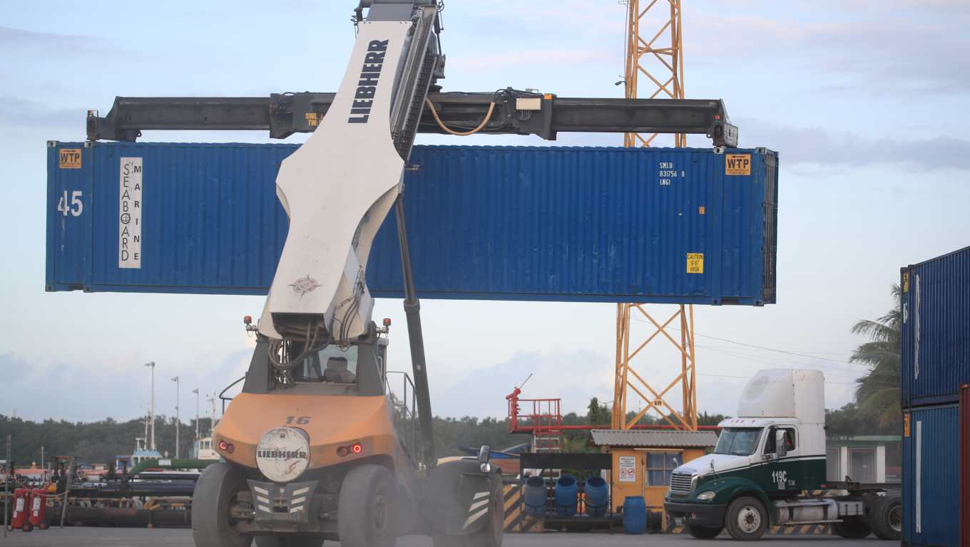 Los buques que ingresan al país trasladan muy pocos contenedores en comparación con otros países de la región. (Foto Prensa Libre: Carlos Hernández)