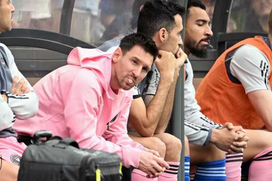 Estas son algunas de las imágenes desde el arribo de Lionel Messi con el Inter Miami a Hong Kong, hasta el partido contra un combinado del país. (Foto Prensa Libre: AFP)