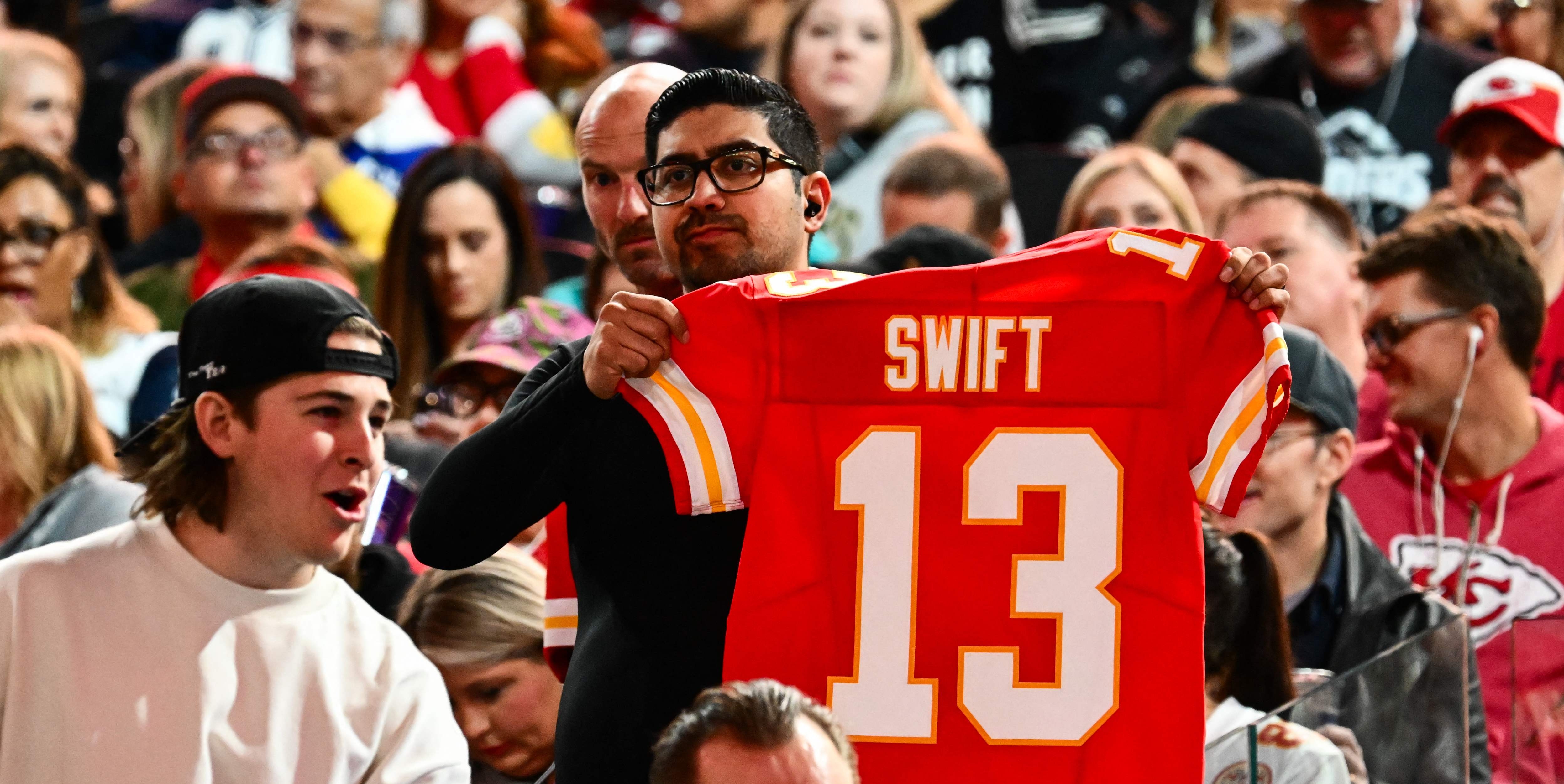 Un fan con una camiseta de Kansas City Chiefs con el número 13 en referencia al novio de Taylor Swift.
