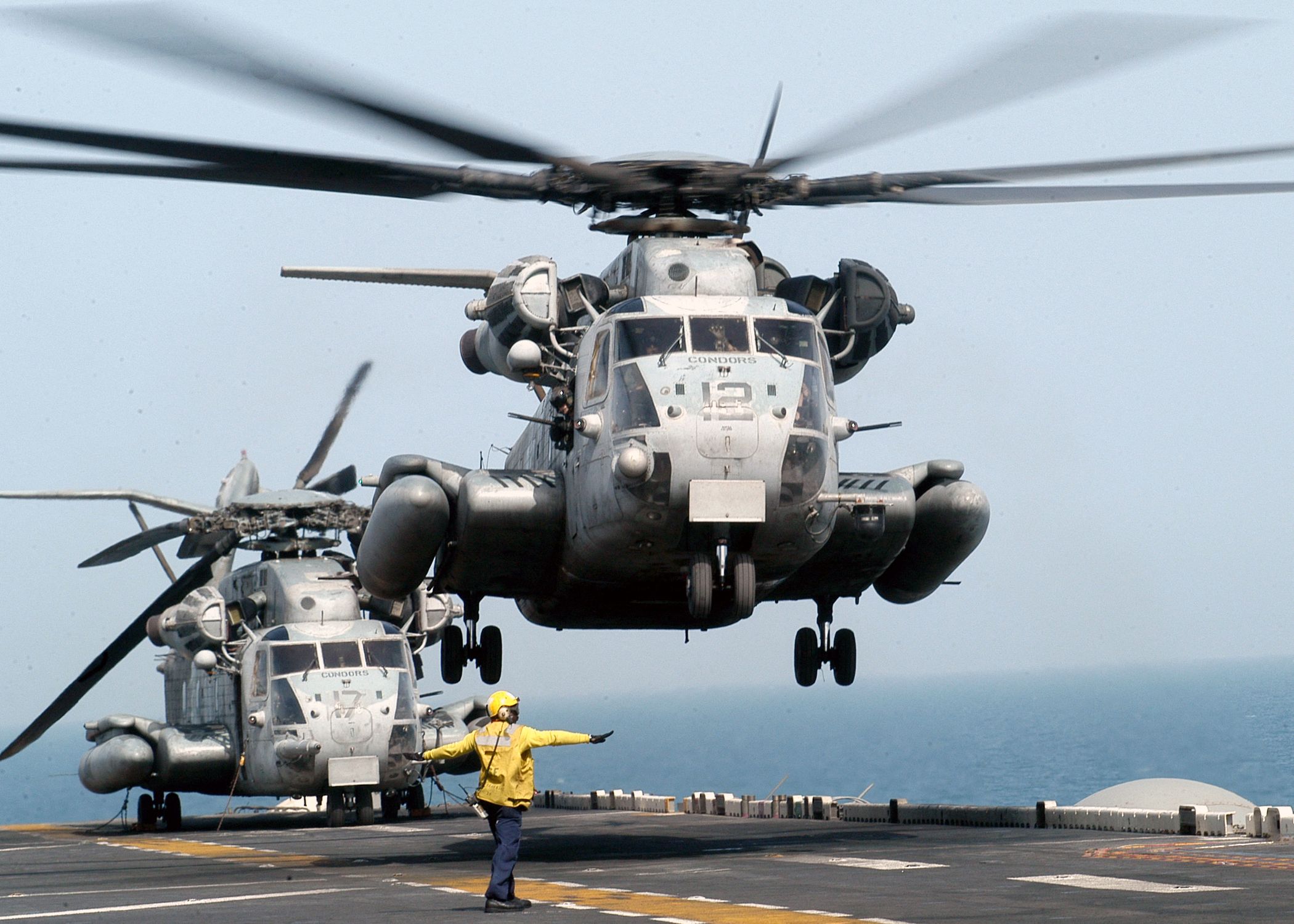 Fotografía de archivo de un helicóptero CH-53E 'Super Stallion' similar al que se estrelló en California y causó la muerte de 5 militares. (Foto Prensa Libre US NAVY / AFP) 