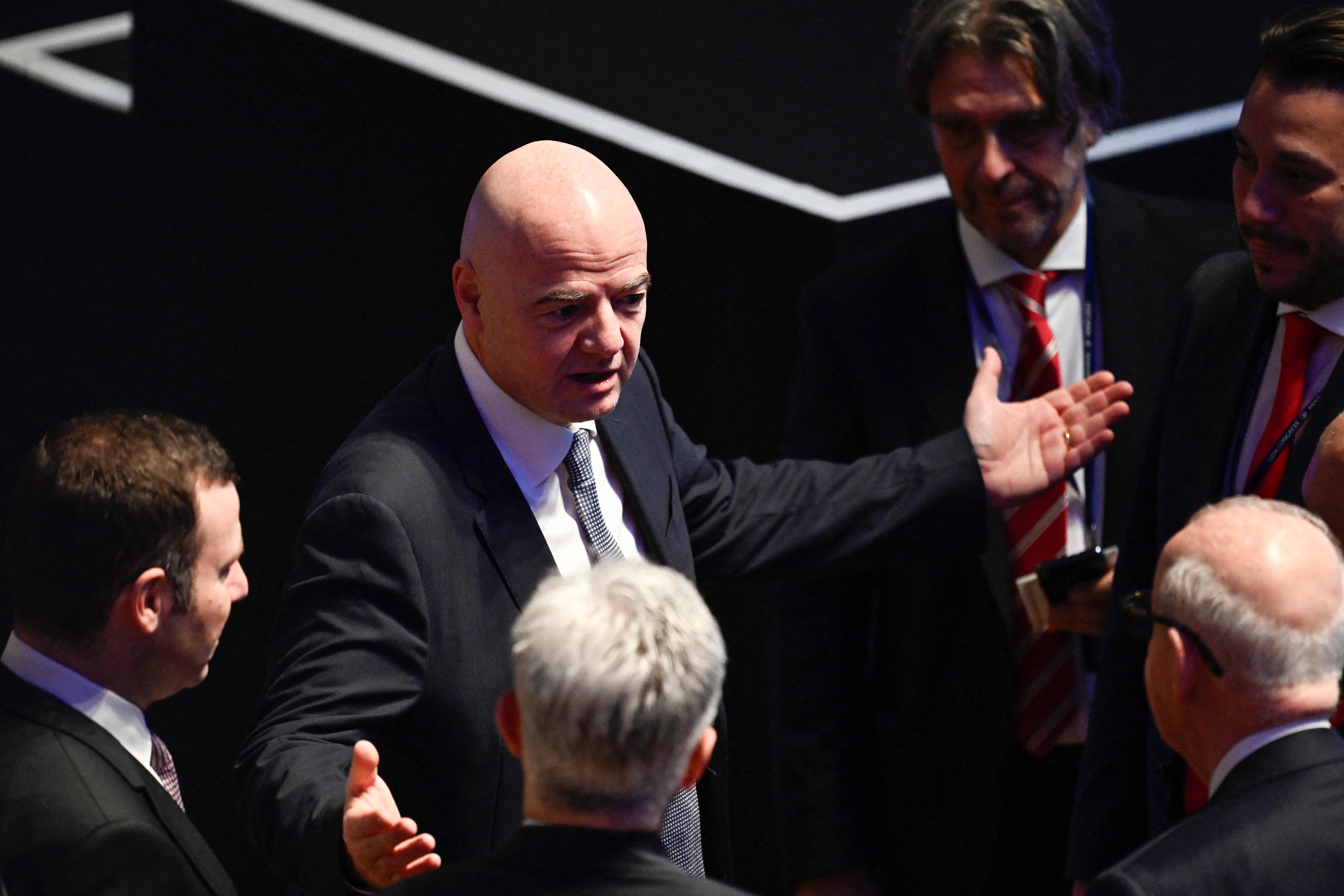 El presidente de FIFA, Gianni Infantino (C), en la celebración del último Congreso Ordinario de UEFA en la Maison de la Mutualite de París, Francia.(Foto Prensa Libre: AFP)