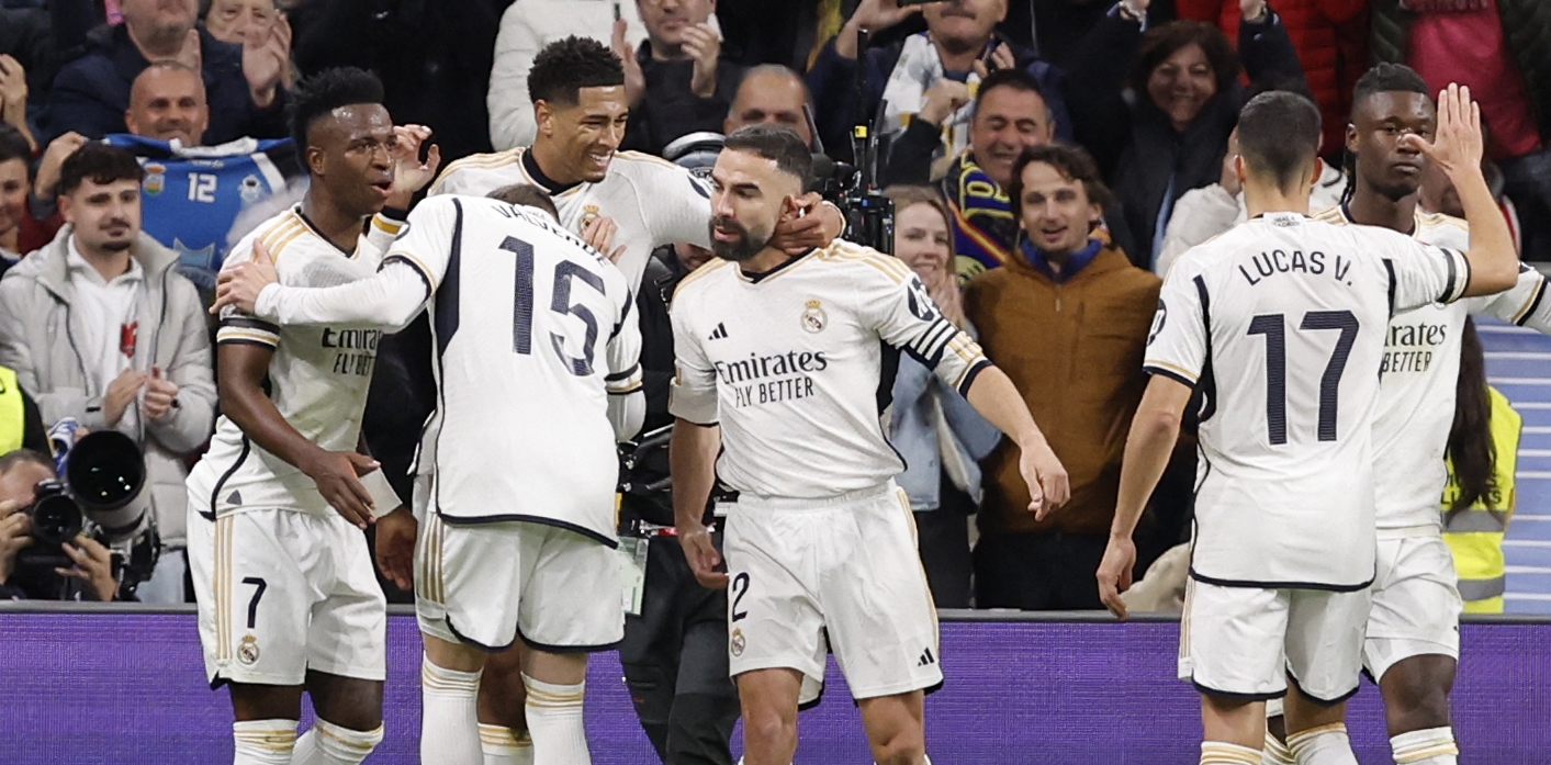 El jugador del Real Madrid, Jude Bellingham (C) festeja con sus compañeros, el segundo gol al Girona en el Santiago Bernabéu. (Foto Prensa Libre: AFP)