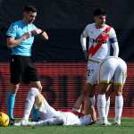 Este fue el momento en el que el jugador del Real Madrid, Dani Carvajal (d), fue expulsado por parte del árbitro central en el partido ante el Rayo Vallecano. (Foto Prensa Libre: AFP)