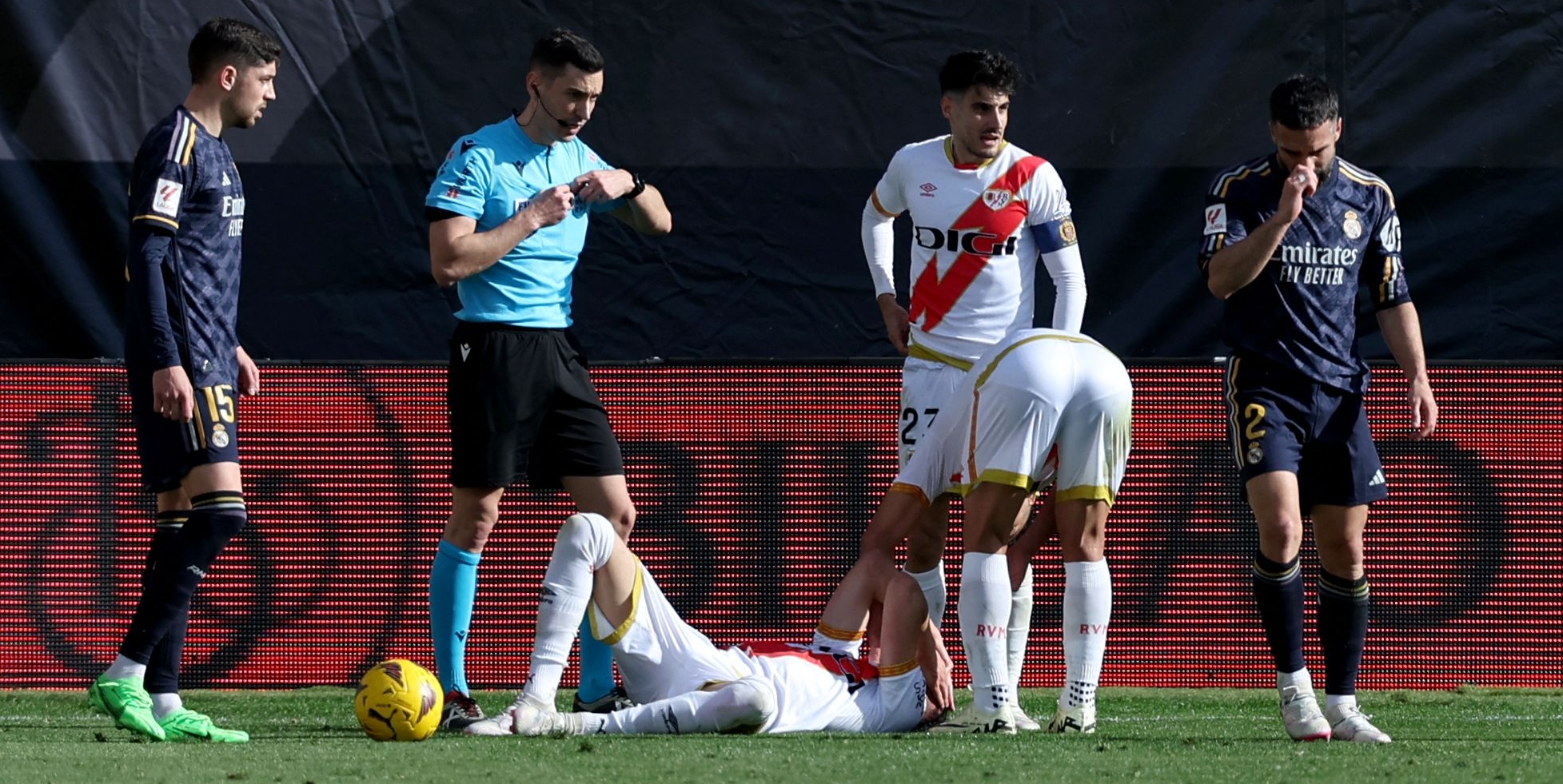 Este fue el momento en el que el jugador del Real Madrid, Dani Carvajal (d), fue expulsado por parte del árbitro central en el partido ante el Rayo Vallecano. (Foto Prensa Libre: AFP)