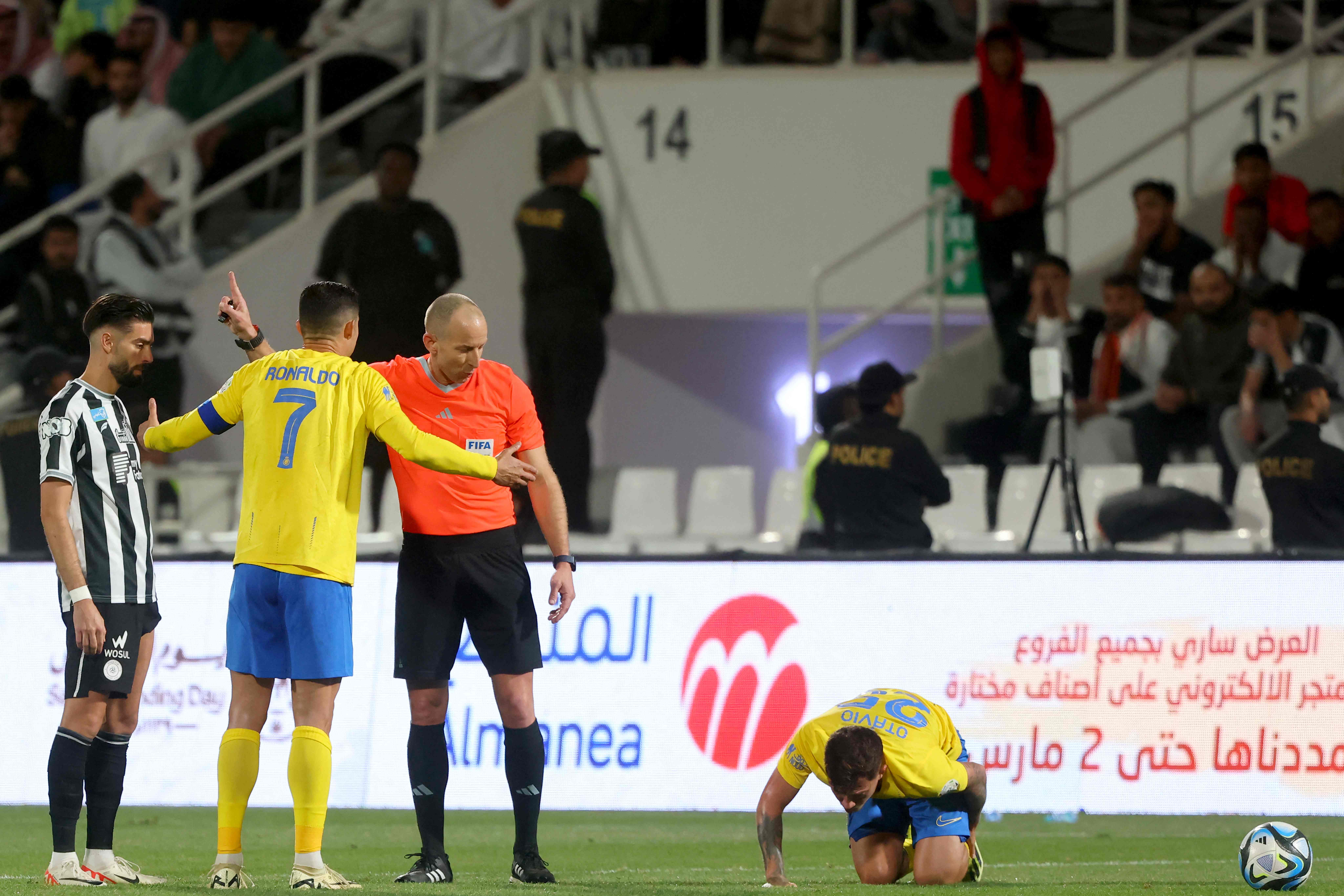 Ronaldo fue castigado y cumplió con un partido de suspensión por su gesto.