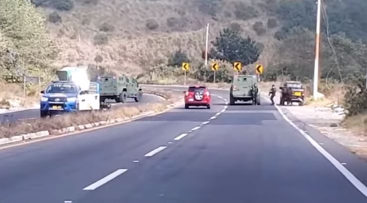 Momento en que fuerzas se seguridad son atacadas en el km 166 de la ruta Interamericana, en Santa Catarina Ixtahuacán. (Foto Prensa Libre: Captura de video) 