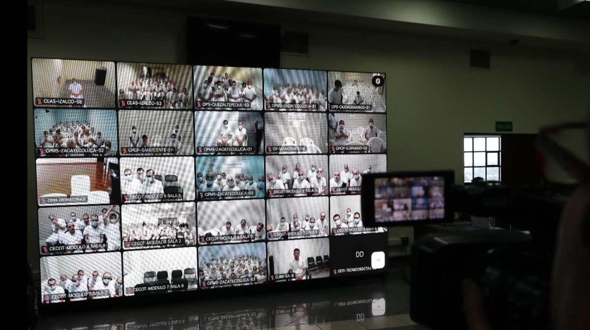 Fotografía de monitores donde se observan a pandilleros en una audiencia virtual simultánea en diferentes cárceles en El Salvador. (Foto Prensa Libre: EFE) 