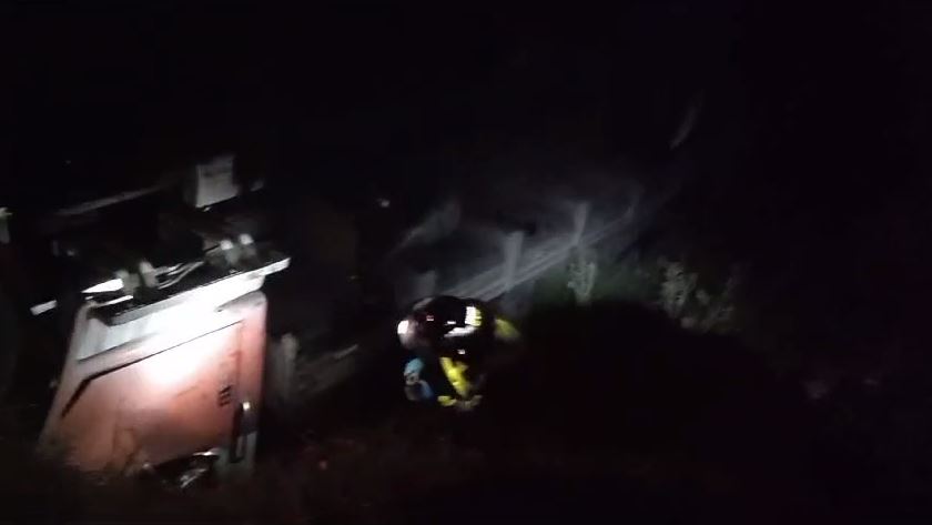 Un camión volcó en el km 104 de la ruta Interamericana, Chichicastenango, Quiché. (Foto Prensa Libre: Bomberos Voluntarios)