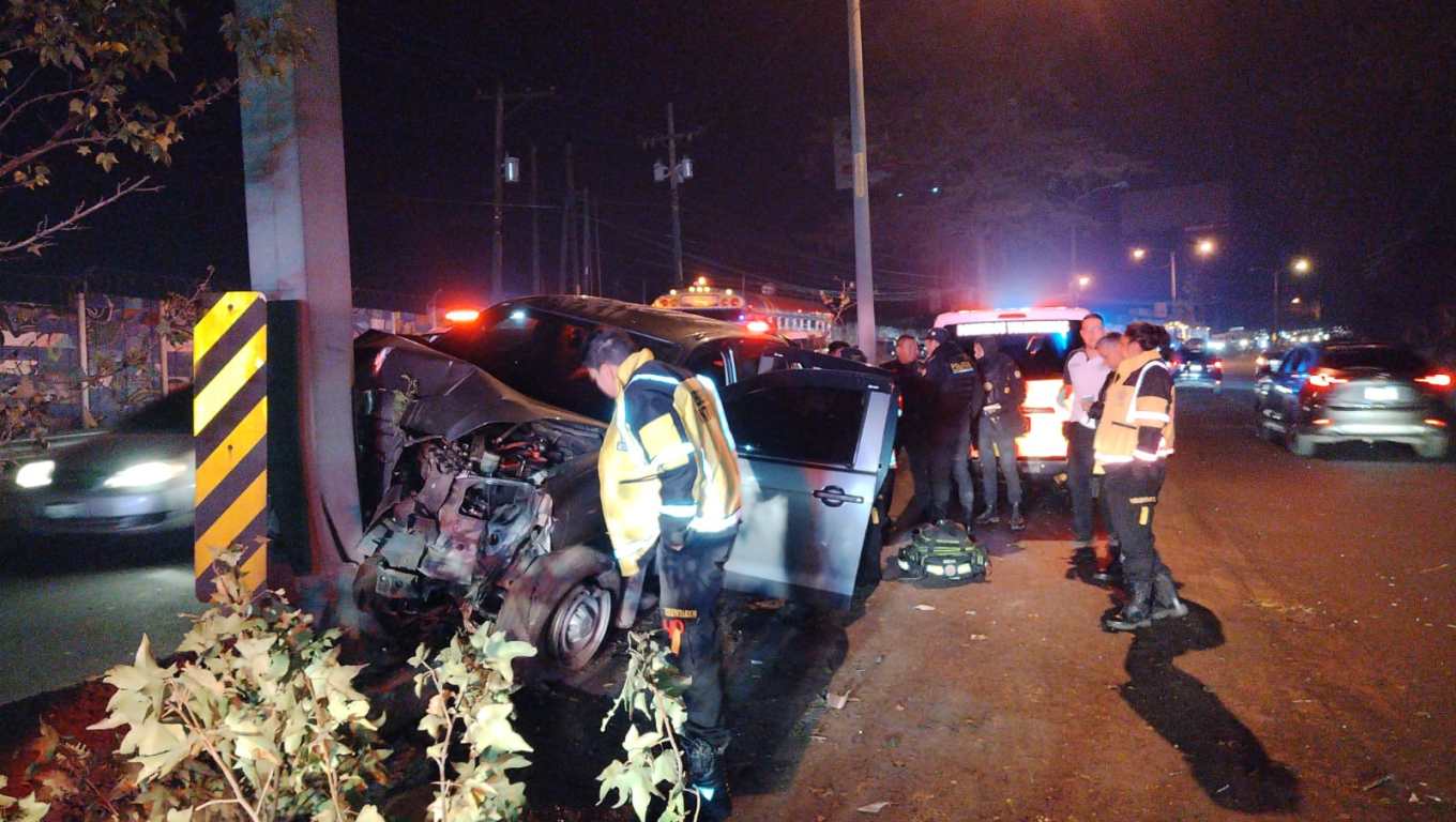 Un accidente en la ruta Interamericana complica la movilidad hacia occidente. (Foto Prensa Libre: Bomberos Voluntarios)