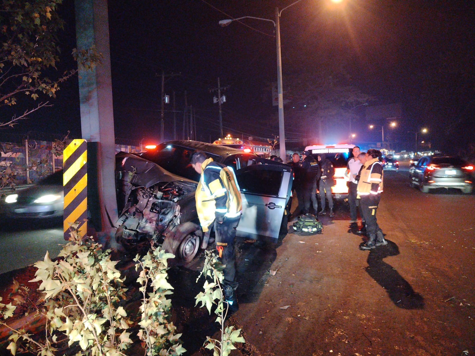 Un accidente en la ruta Interamericana complica la movilidad hacia occidente. (Foto Prensa Libre: Bomberos Voluntarios)