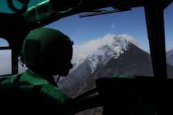 Helicóptero de la Fuerza Aérea Guatemalteca participa en las tareas para sofocar el incendio forestal en el Volcán de Agua. (Foto Prensa Libre: María René Barrientos)