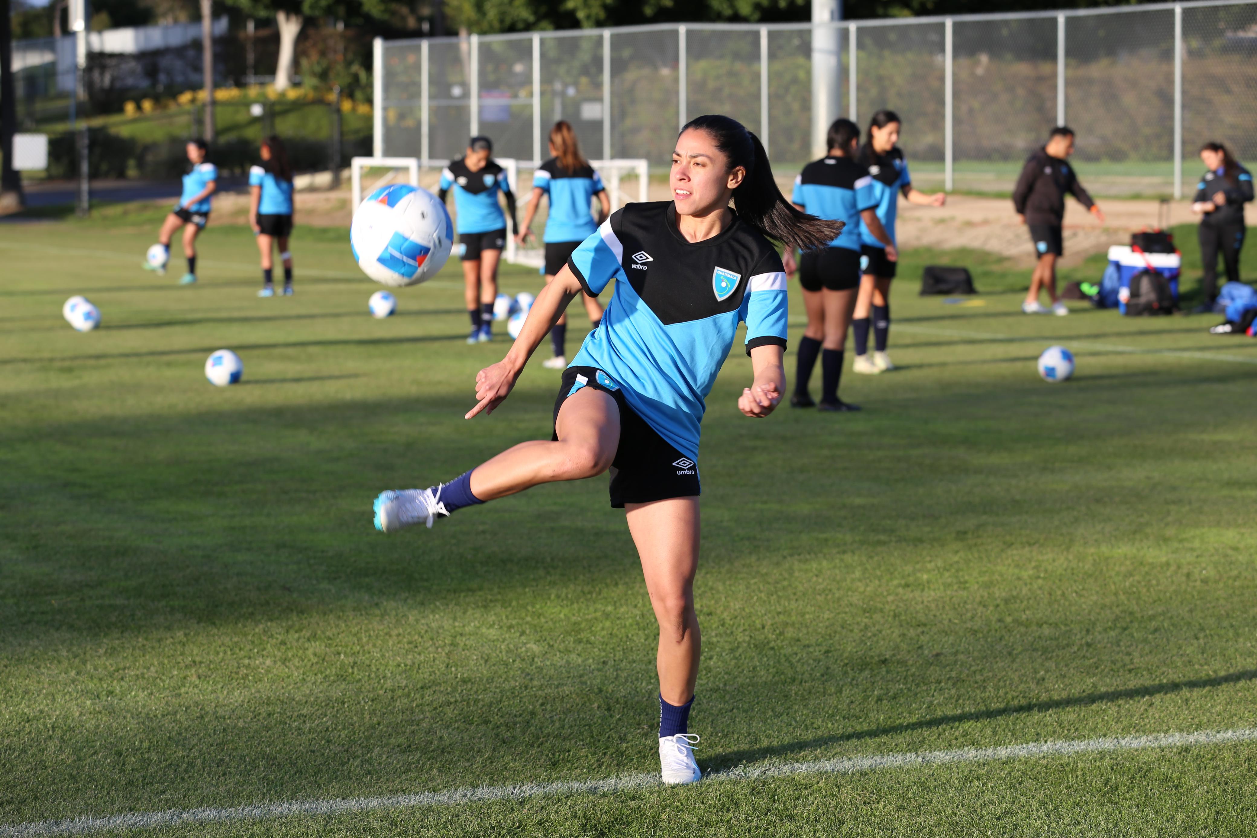 Ana Lucía Martínez domina un balón en un entrenamiento con la Selección Femenina de Guatemala.