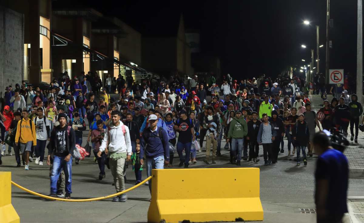 Fotografía de archivo fechada el 20 de enero de 2024 que muestra integrantes de una caravana de migrantes mientras salen rumbo a Estados Unidos, desde la ciudad de San Pedro Sula (Honduras). (Foto Prensa Libre: EFE).