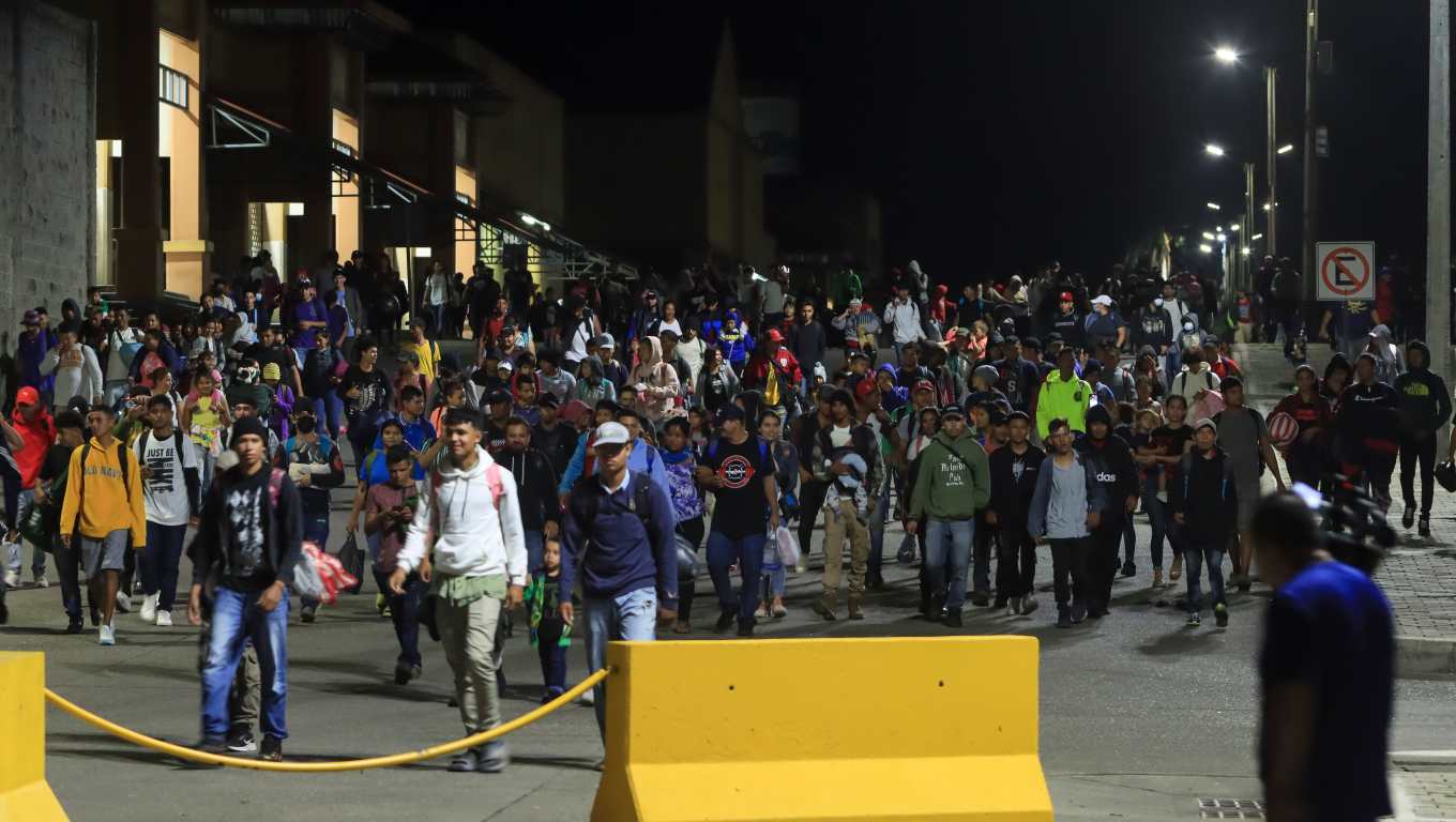 Fotografía de archivo fechada el 20 de enero de 2024 que muestra integrantes de una caravana de migrantes mientras salen rumbo a Estados Unidos, desde la ciudad de San Pedro Sula (Honduras). (Foto Prensa Libre: EFE).