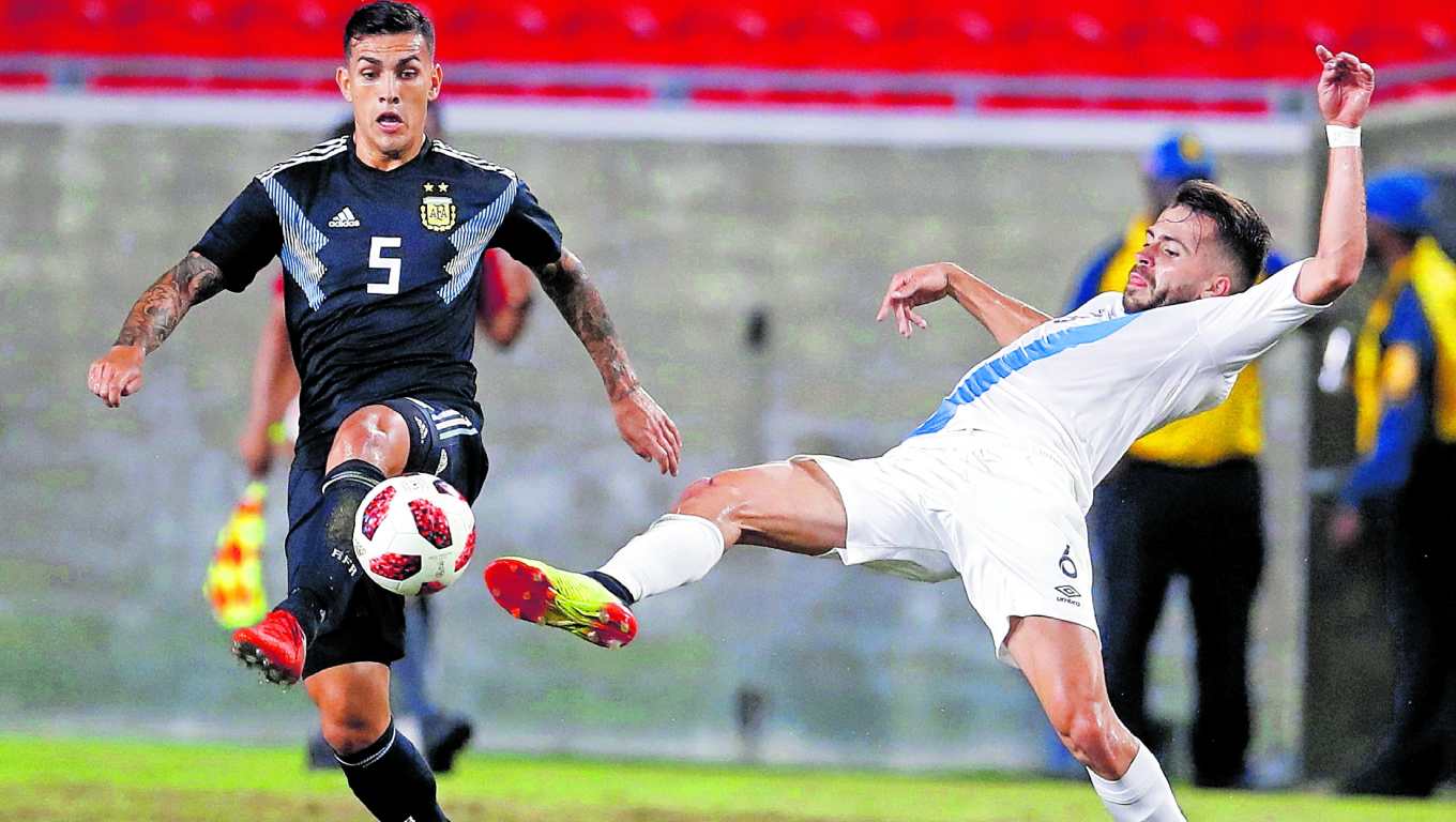 Leandro Paredes en acción contra Rodrigo Saravia Samayoa en el último duelo entre Argentina y Guatemala en 2018. (Foto Prensa Libre: EFE)