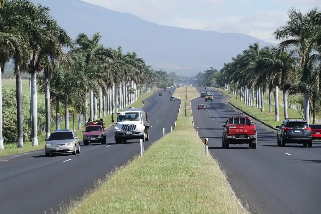 La ministra de Comunicaciones está evaluando contratos pasados, incluyendo la intervención en la autopista Palín-Escuintla, con el fin de identificar irregularidades y presentar denuncias la próxima semana. (Foto Prensa Libre: Hemeroteca)
