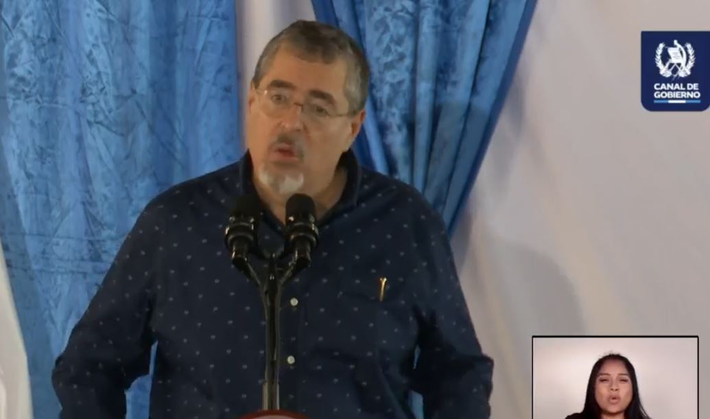 Bernardo Arévalo anuncia en Alta Verapaz el remozamiento de escuelas. (Foto: captura de video del gobierno) 
