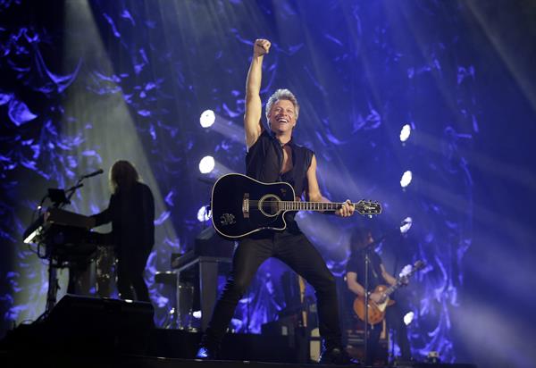 Rockero Jon Bon Jovi distinguido y alabado en gala pre-Grammy