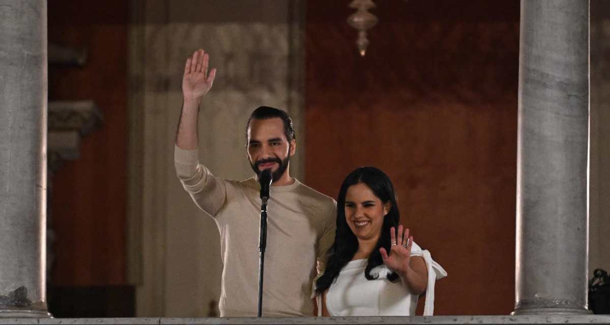 Bukele y su esposa Gabriela saludan a sus simpatizantes desde el balcón presidencial. (Foto Prensa Libre: AFP)