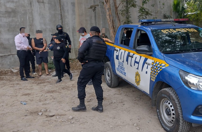 Los detenidos fueron identificados como Hugo Roberto Andony Galdamez Pineda, de 32 años y José Armando Granados Gallardo, de 24. (Foto Prensa Libre: PNC)'