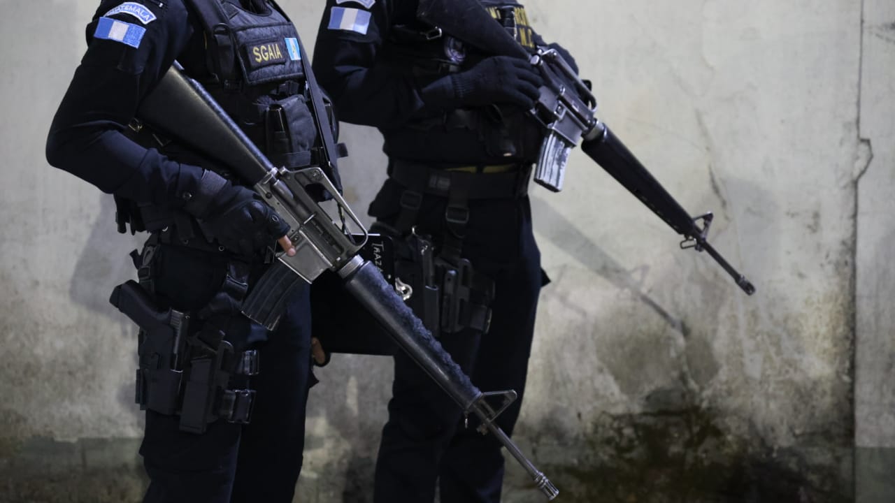 Agentes de la Subdirección General de Investigación Criminal (SGIC) de la Policía Nacional Civil (PNC) en conjunto con el Ministerio Público ejecutaron 7 allanamientos en Zacapa, en seguimiento a la desaparición del cantante José Zoel Cruz, ocurrida en noviembre de 2021. (Foto Prensa Libre: PNC)'