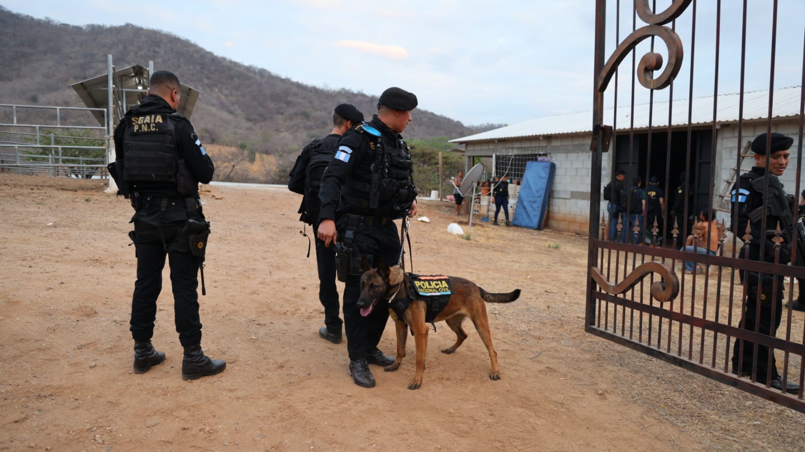 Los detenidos identificados como Hugo Roberto Andony Galdamez Pineda, de 32 años y José Armando Granados Gallardo, 24, son señalados de plagio o secuestro, informaron las autoridades de la Policía. (Foto Prensa Libre: PNC)'