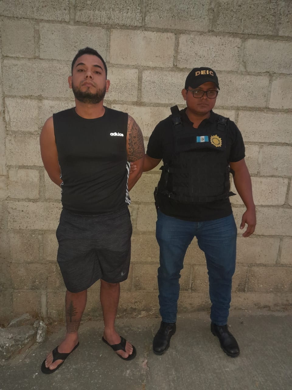 Dos hombres de 32 y 24 años fueron detenidos por la Policía Nacional Civil (PNC) durante operativos en Zacapa señalados de su supuesta participación en la desaparición del cantante José Zoel Cruz, quien desapareció el 12 de noviembre del 2021 durante una presentación artística en Zacapa. (Foto Prensa Libre: PNC)'