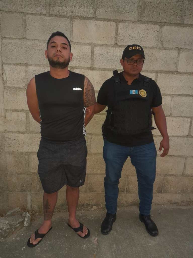 Dos hombres de 32 y 24 años fueron detenidos por la Policía Nacional Civil (PNC) durante operativos en Zacapa señalados de su supuesta participación en la desaparición del cantante José Zoel Cruz, quien desapareció el 12 de noviembre del 2021 durante una presentación artística en Zacapa. (Foto Prensa Libre: PNC)
