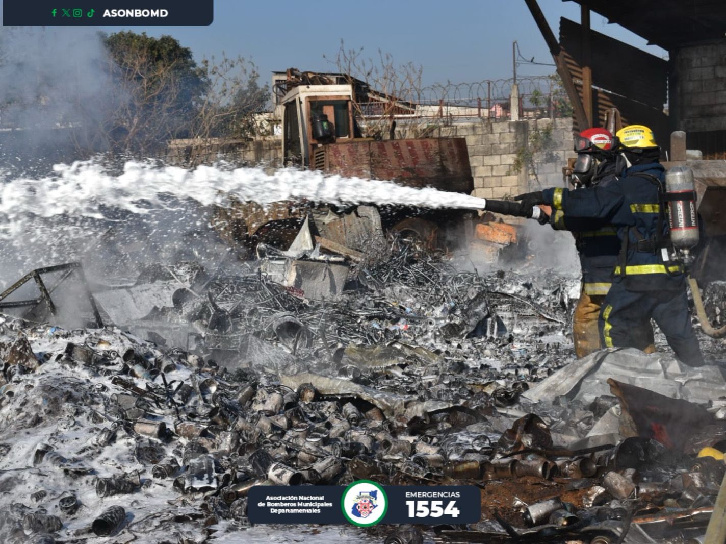 Socorristas combaten un incendio en la zona 8 de San Miguel Petapa. (Foto Prensa Libre: CBMD)