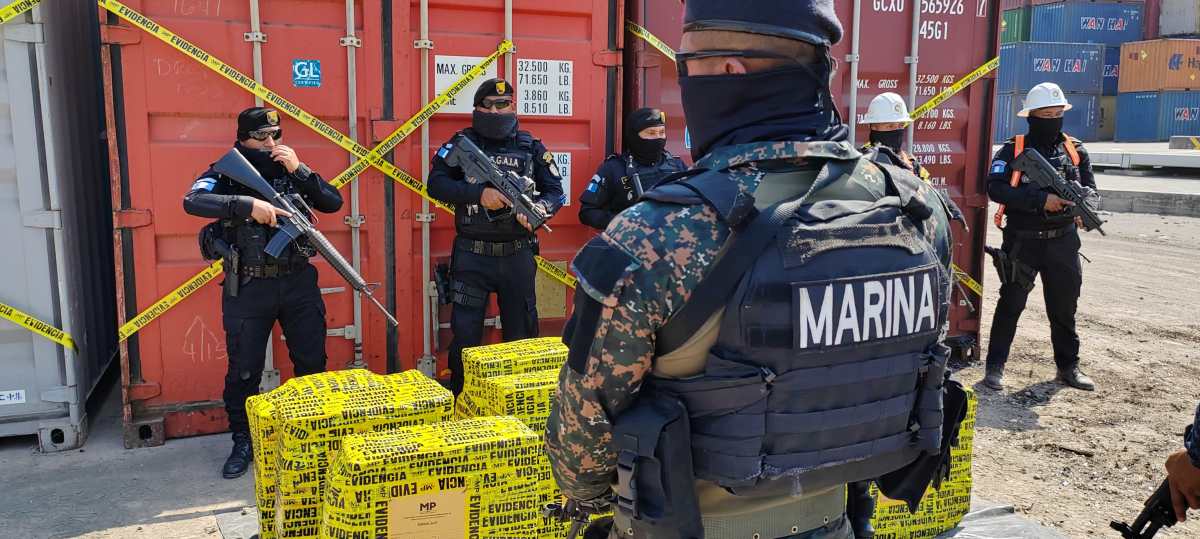 Agentes antinarcóticos contabilizan los paquetes con cocaína hallados este 10 de febrero en Puerto Quetzal, Escuintla. (Foto Prensa Libre: O. Vásquez)