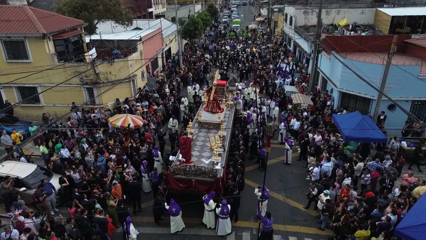 Vista panorámica del cortejo procesional de velación del templo la Recolección. (Fotografía Prensa Libre: Byron Rivera Baiza).